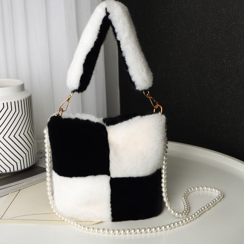 Fluffig bucket bag med pärlkedja