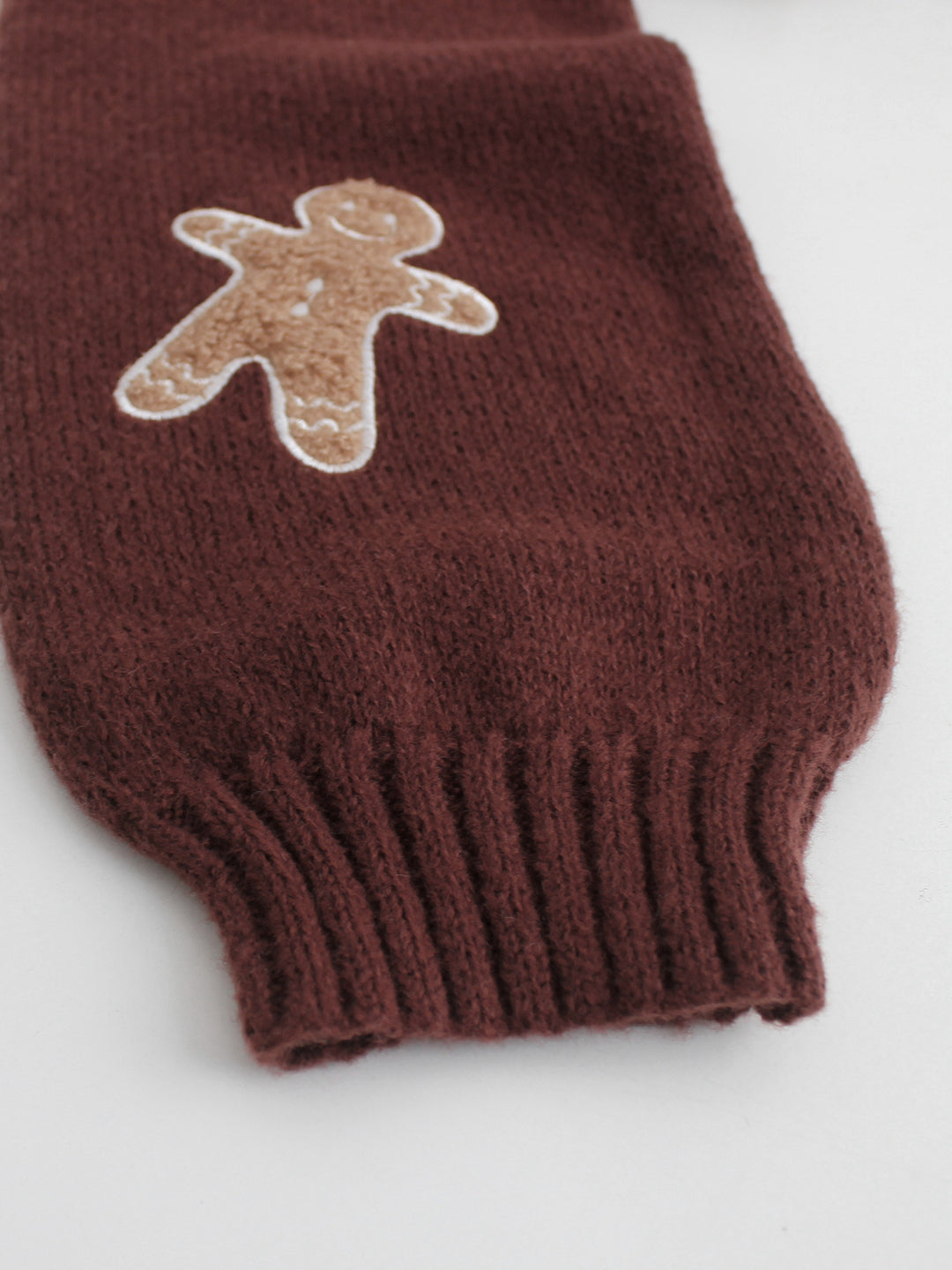 Stickad tröja med pepparkaksgubbe och V-ringning, S–XL