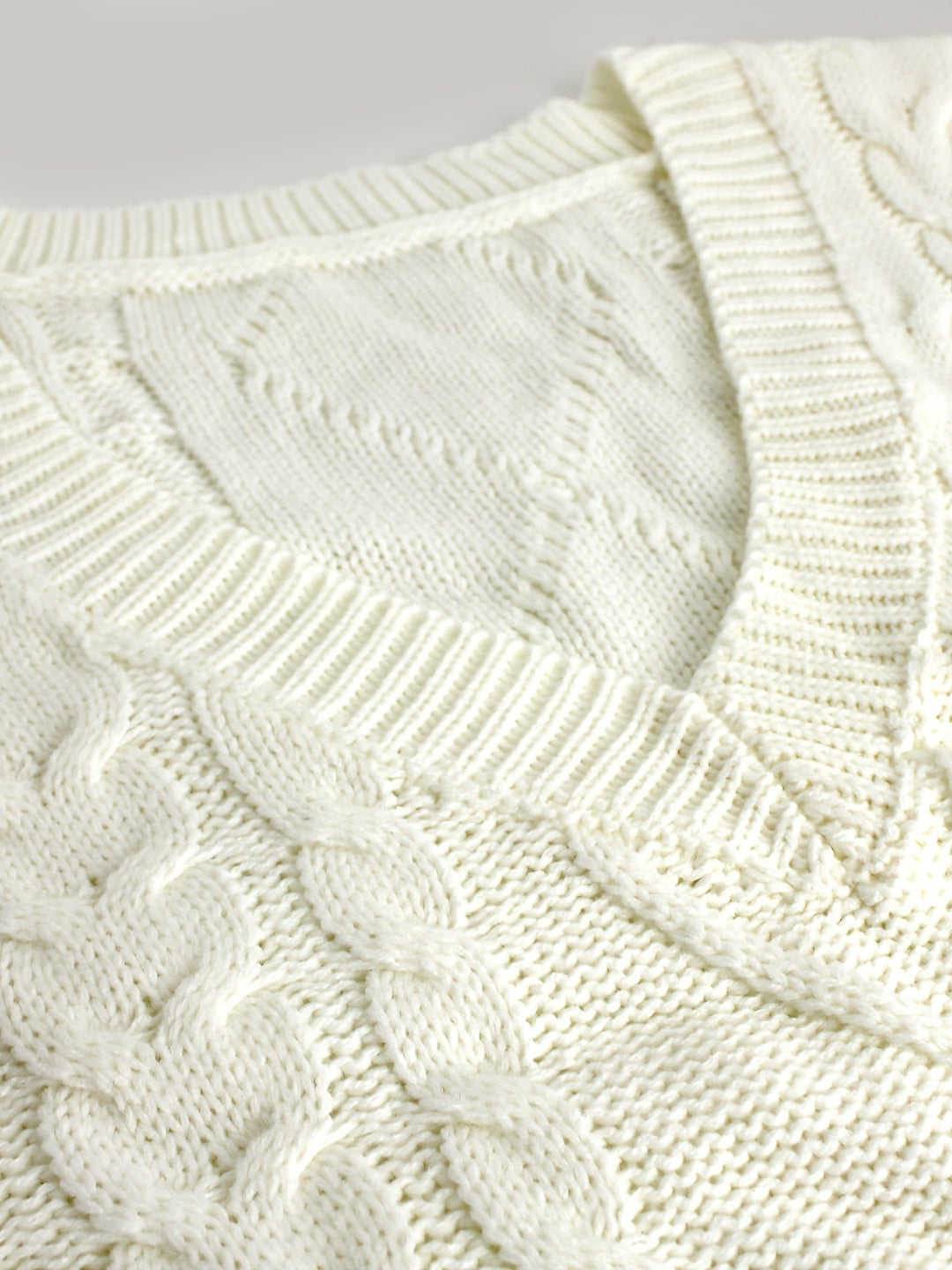 Cora | Mysig Kabelstickad V-Hals Västsweater