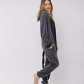 Tvättbjörn-onesie i fleece – mysig djurpyjamas för vuxna