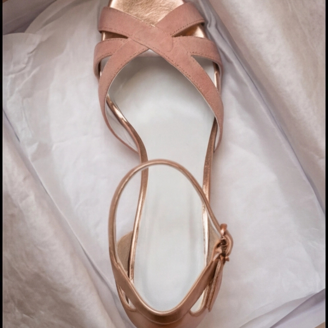 Danariah | Ortopediska Hål-i-Strap Klackar