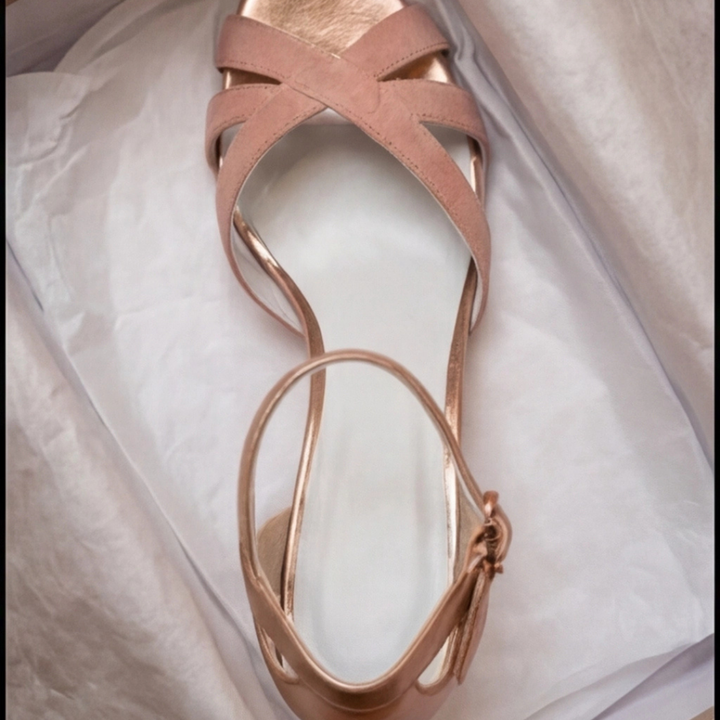 Danariah | Ortopediska Hål-i-Strap Klackar