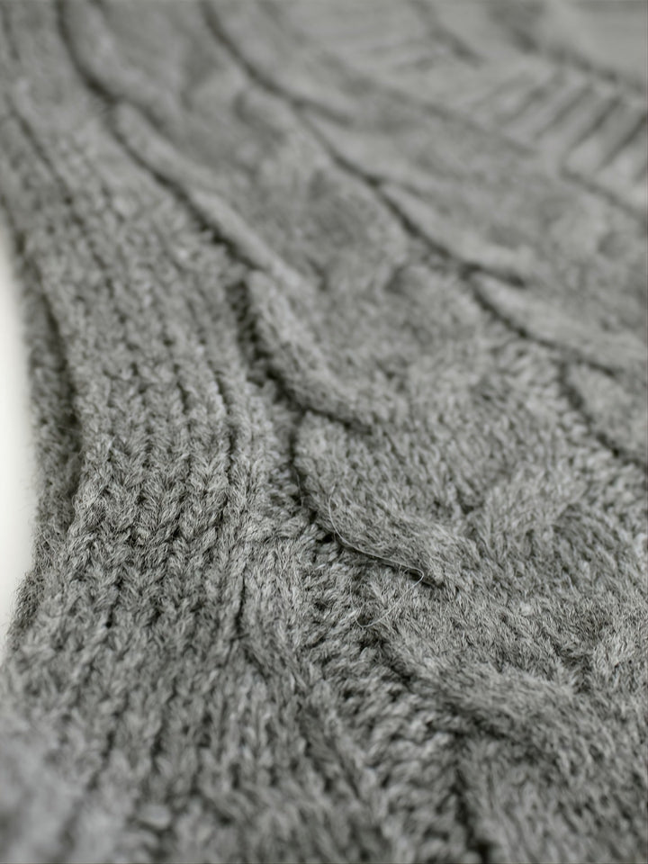 Cora | Mysig Kabelstickad V-Hals Västsweater