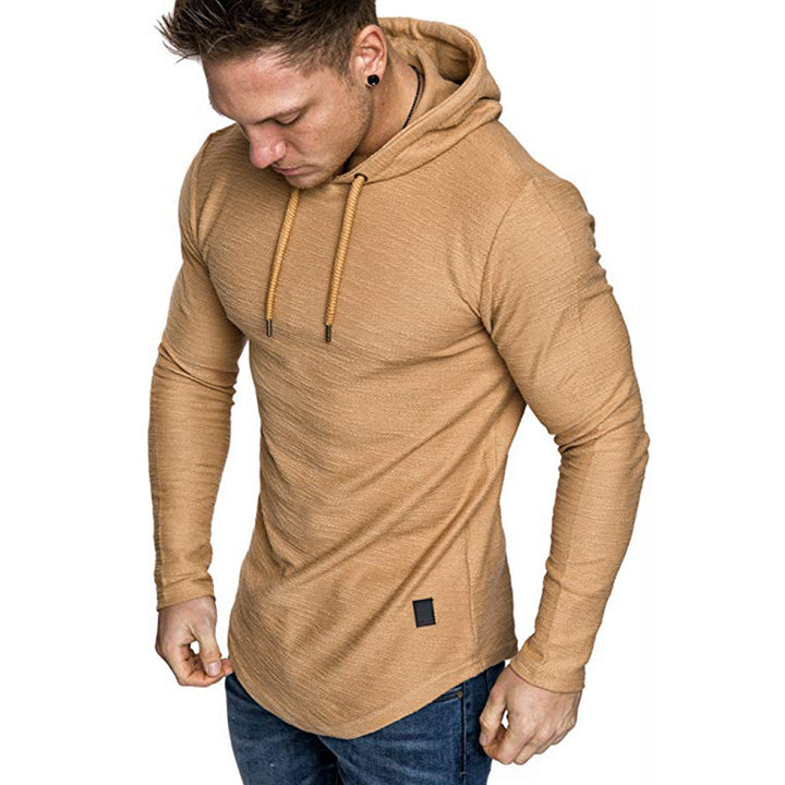 Man i svart slim fit hoodie