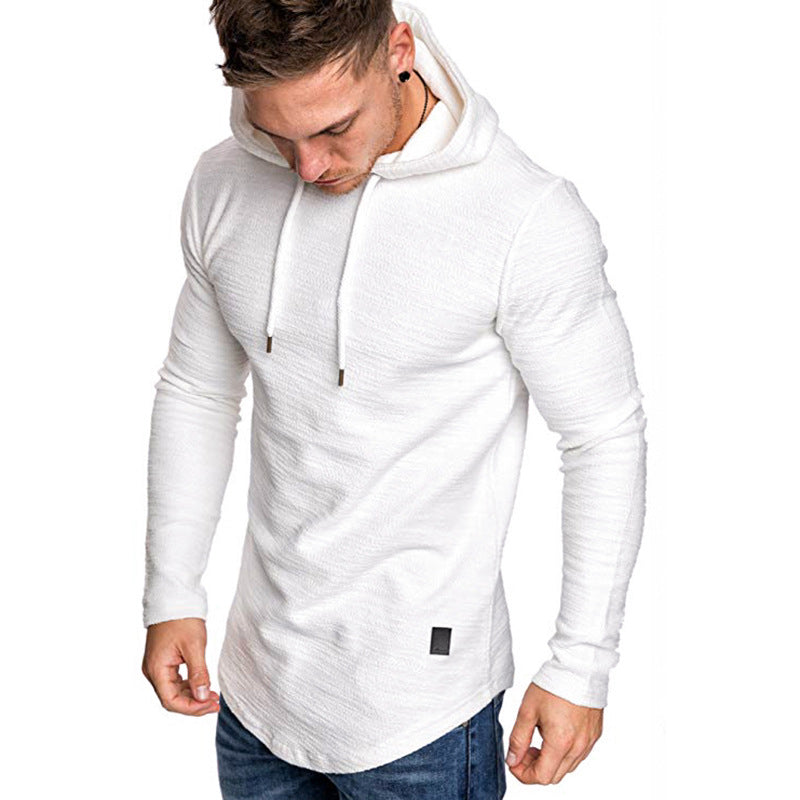 Man i svart slim fit hoodie