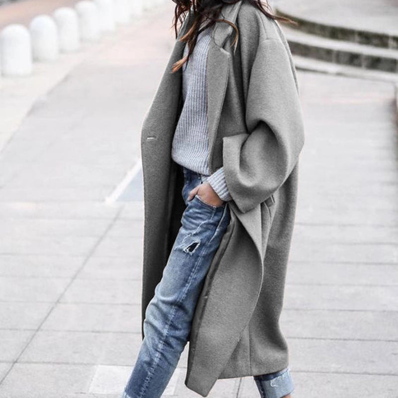 Lång kappa med slag och fickor – enkelknäppt och tidlös