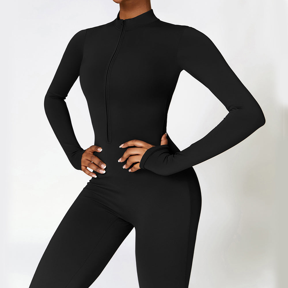 Kvinna i svart långärmad träningsjumpsuit