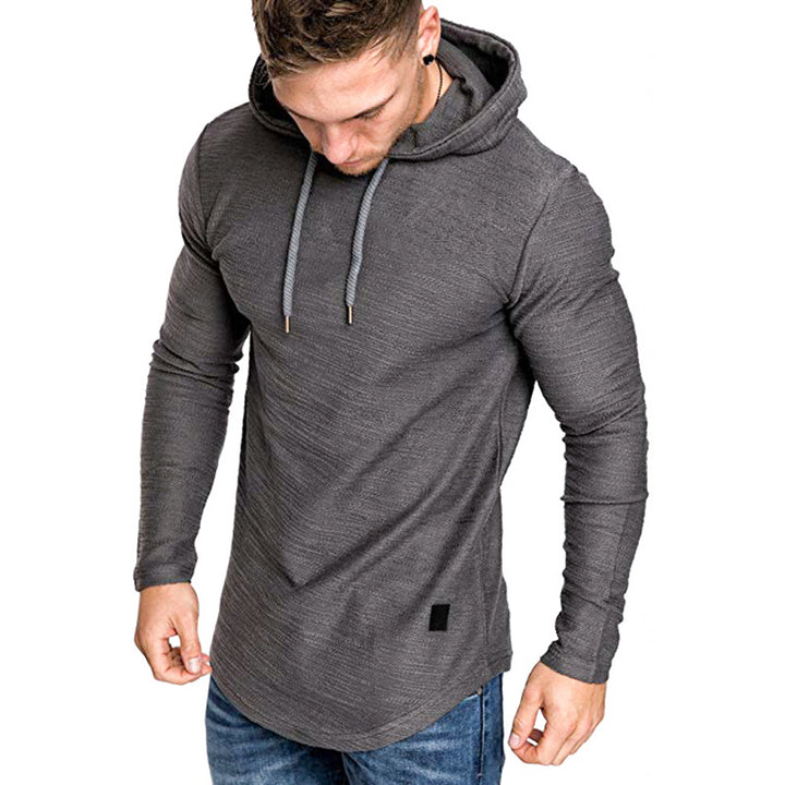 Man i svart slim fit hoodie