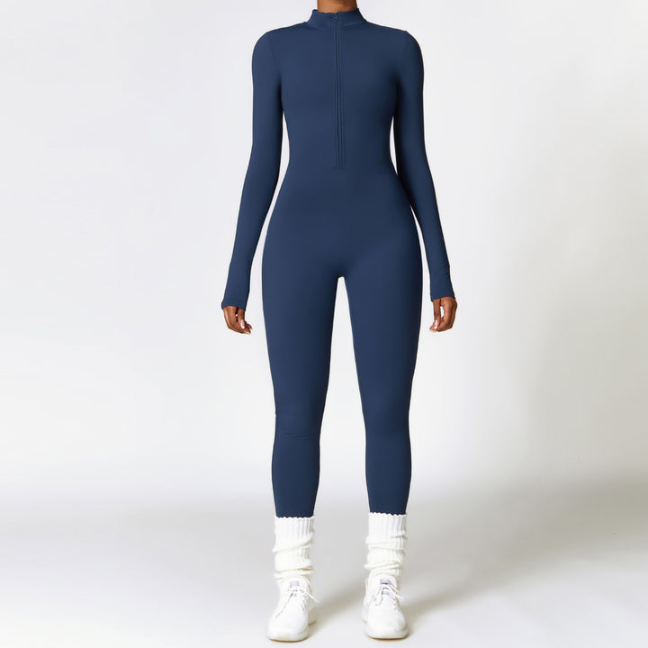 Kvinna i svart långärmad träningsjumpsuit