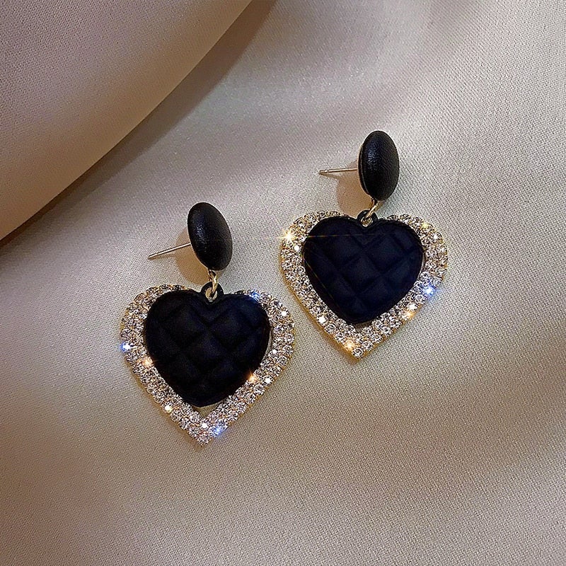 Linda | Svart Guld Hjärtformad Örhänge