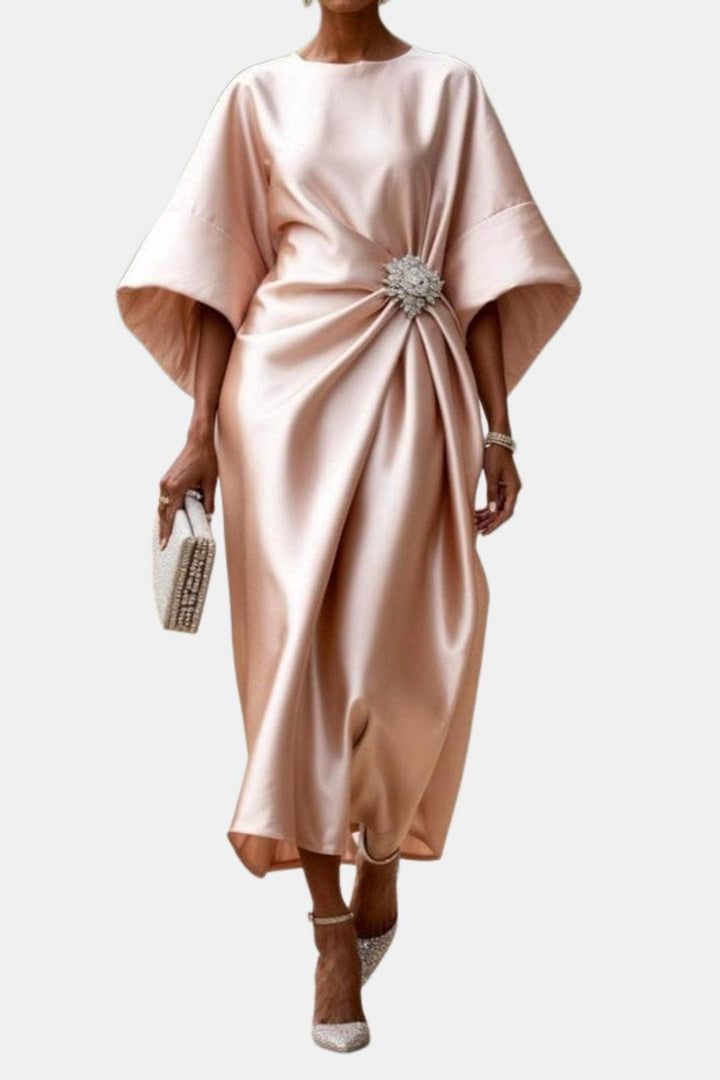 Naomi - Elegant Klänning med Vida Ärmar i Satin