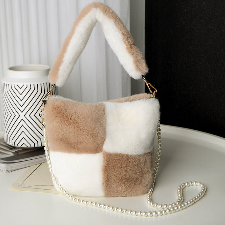 Fluffig bucket bag med pärlkedja