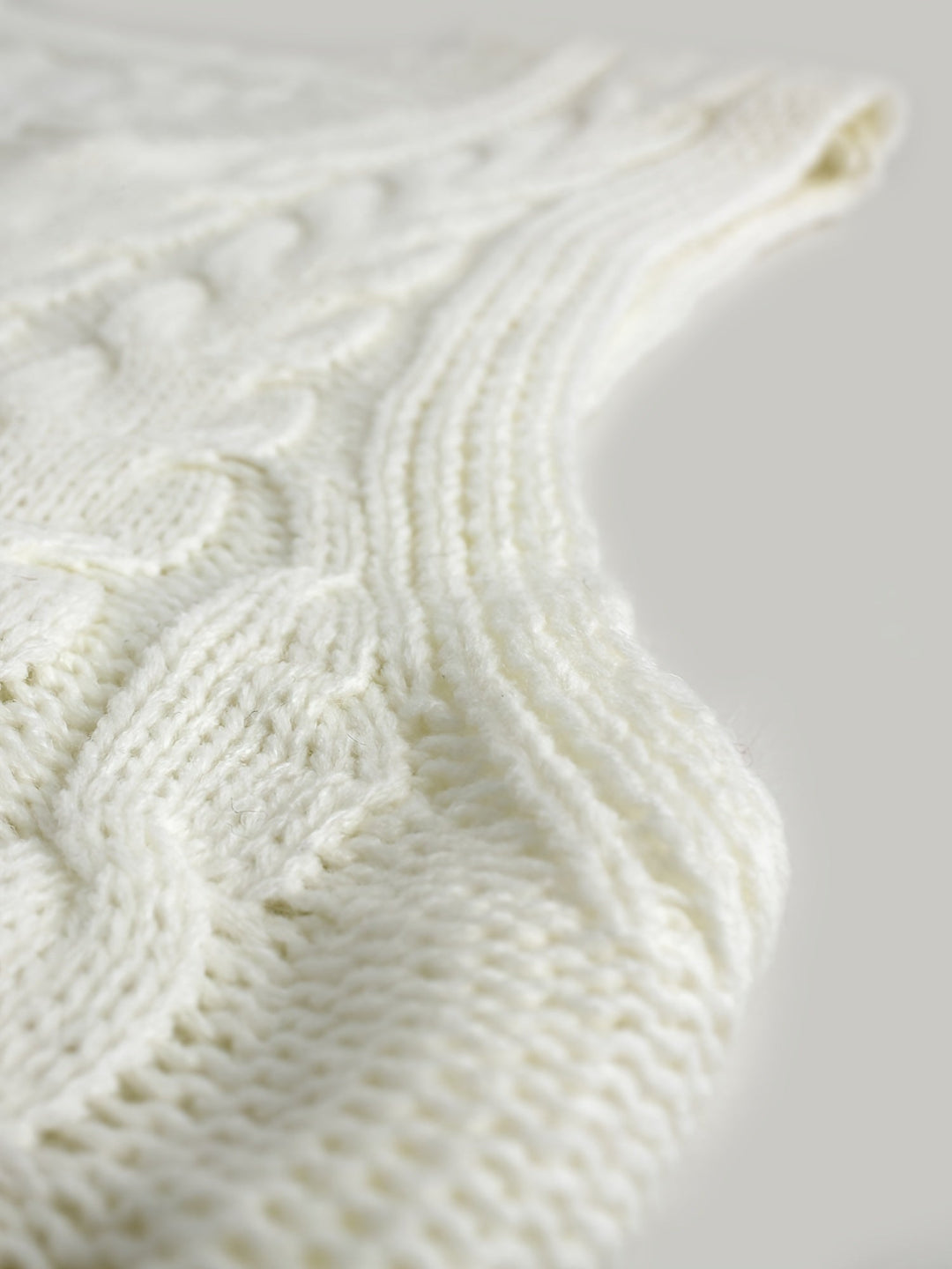 Cora | Mysig Kabelstickad V-Hals Västsweater