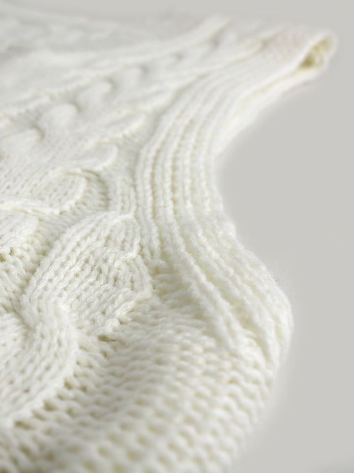 Cora | Mysig Kabelstickad V-Hals Västsweater