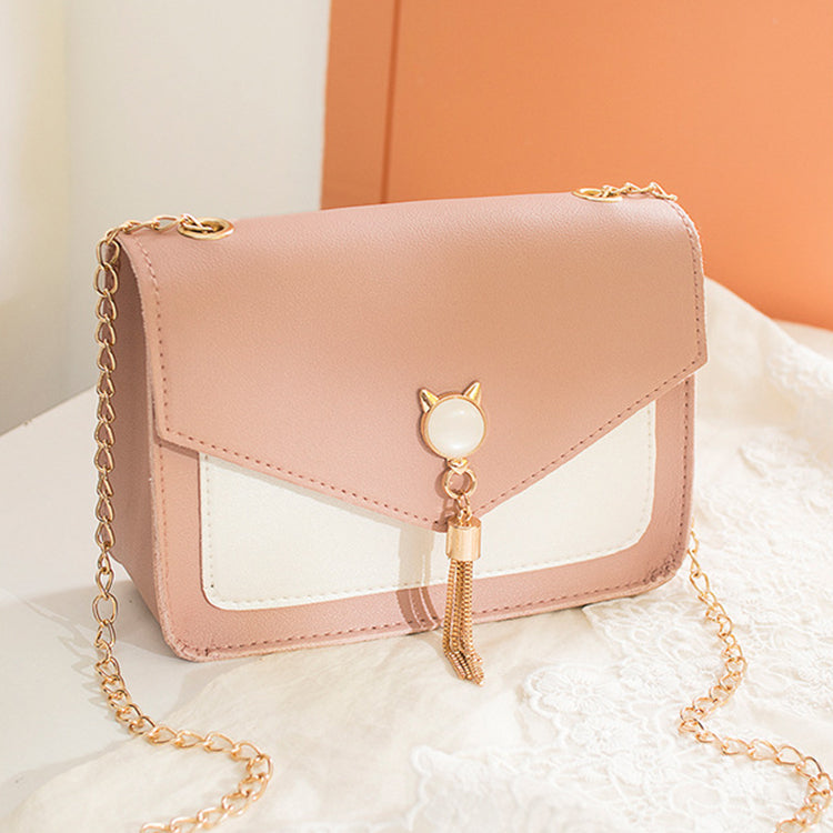 Liten rosa väska med kattlås och kedjerem