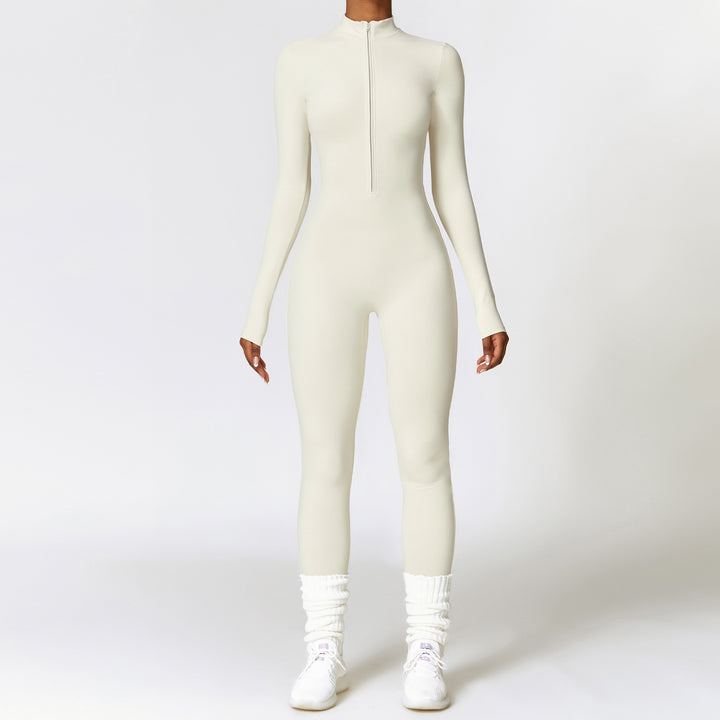 Kvinna i svart långärmad träningsjumpsuit