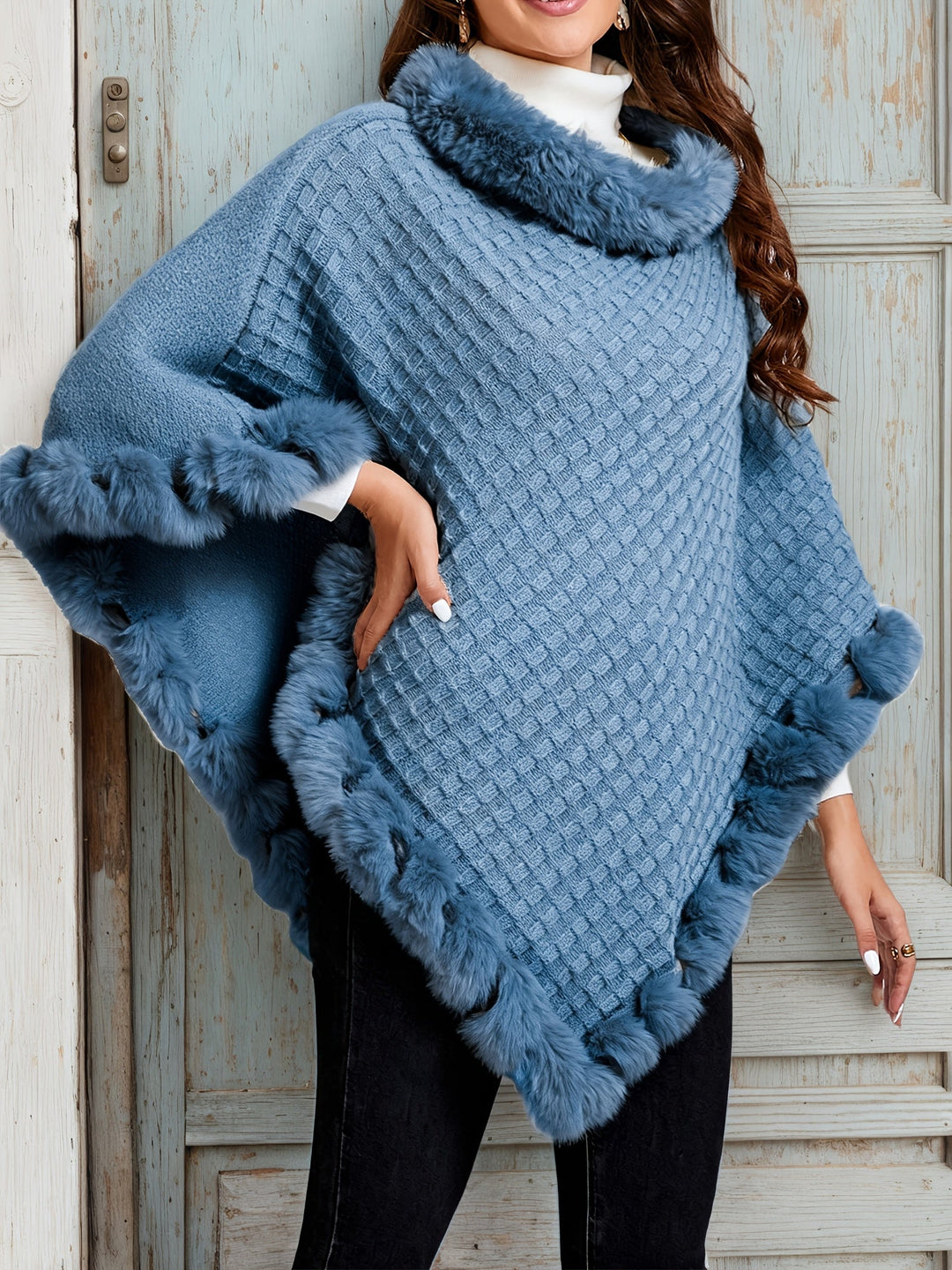 Willow | Mysig Poncho med Pälsdetaljer