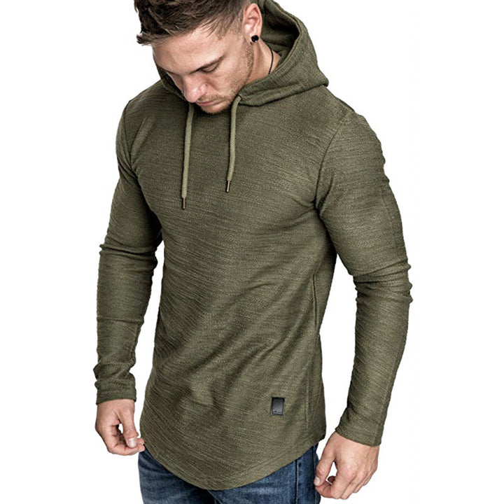 Man i svart slim fit hoodie