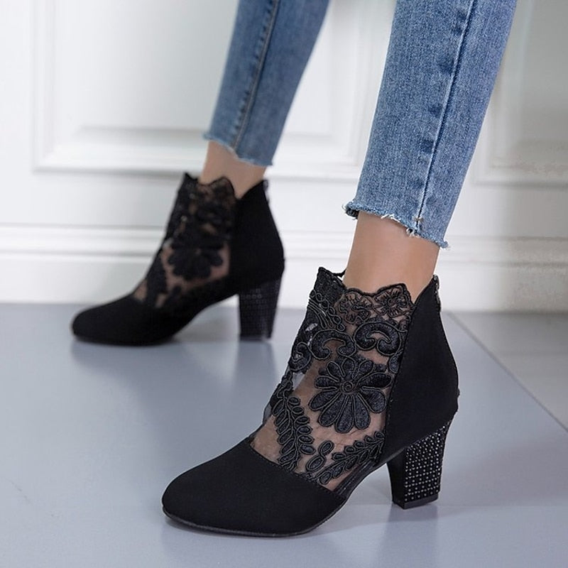 Belinda | Ankelboots med spetsdetalj