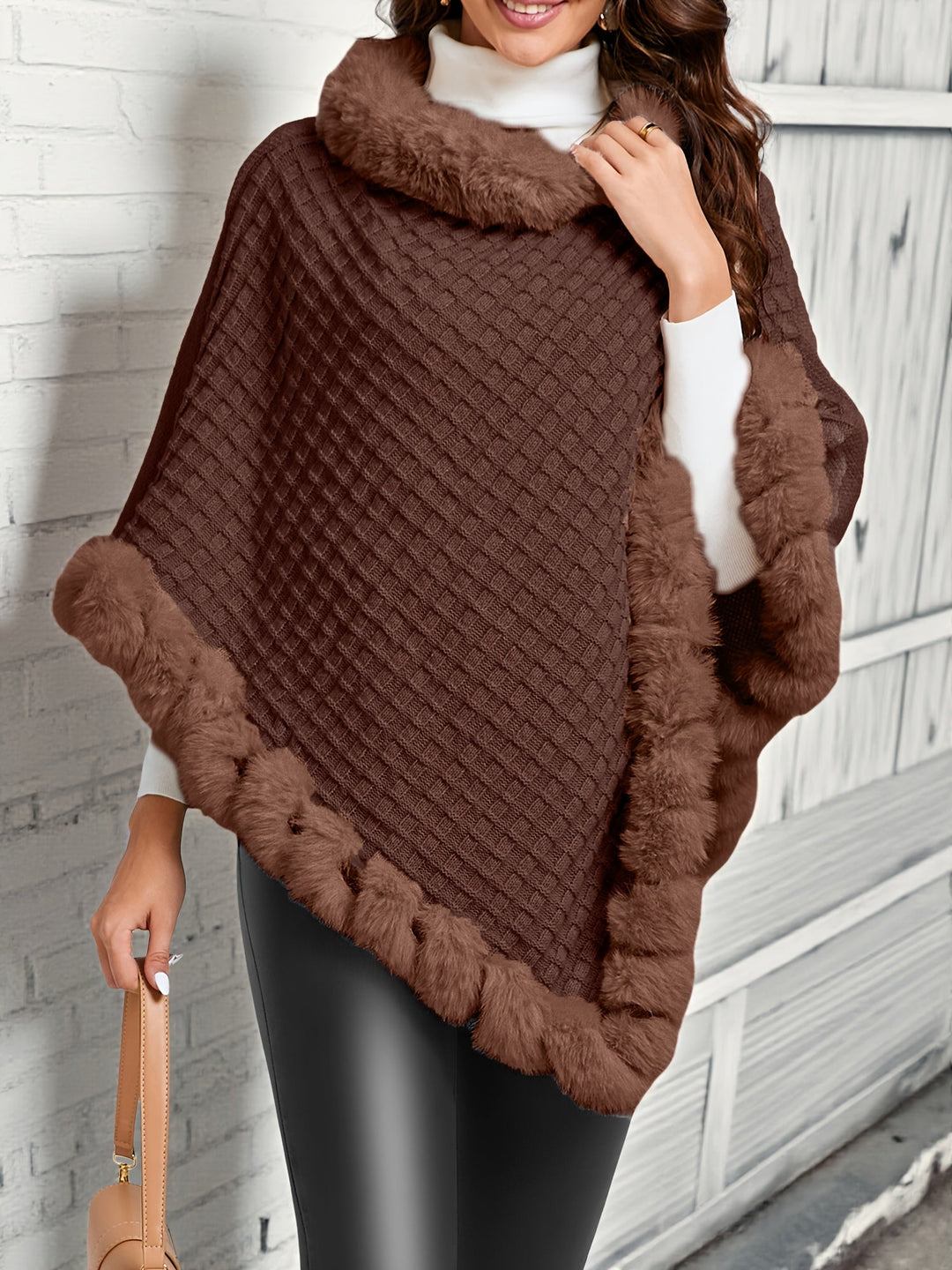 Willow | Mysig Poncho med Pälsdetaljer