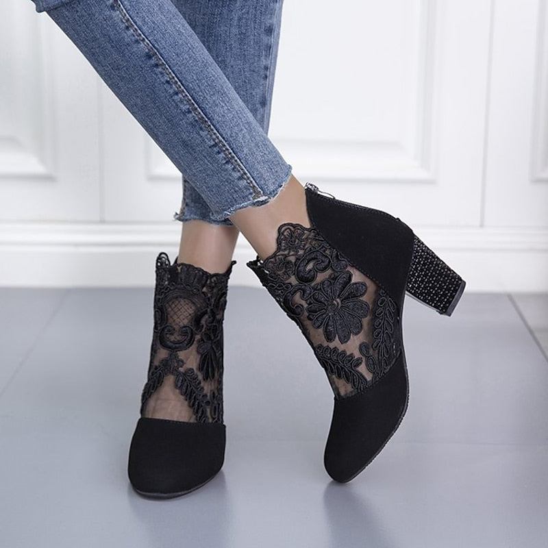 Belinda | Ankelboots med spetsdetalj